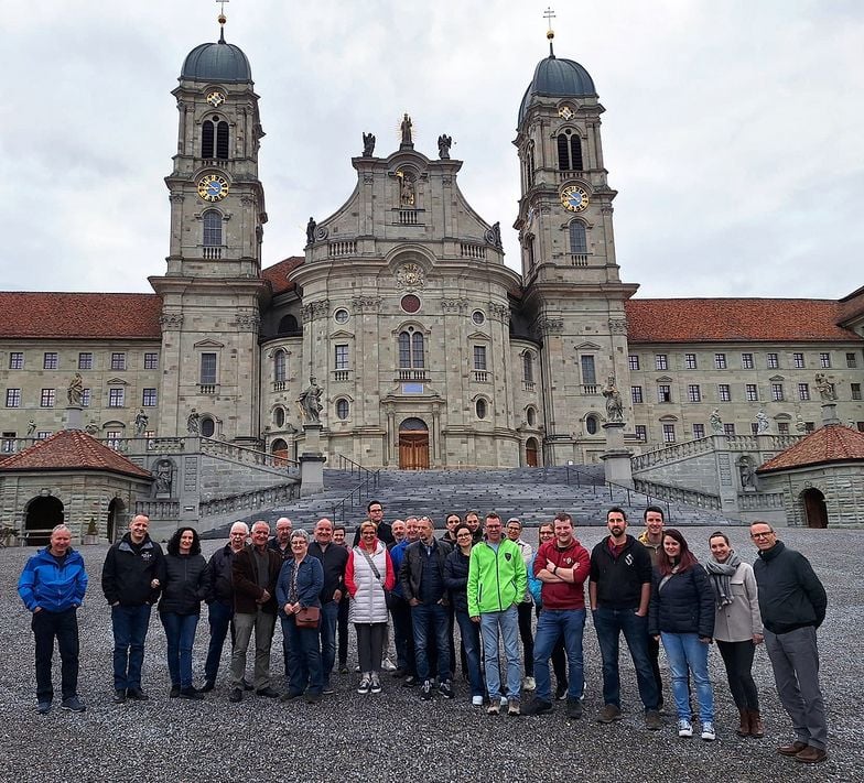 Die Belegschaft der Brauerei Adler vor dem Kloster Einsiedeln (Bilder: zvg)